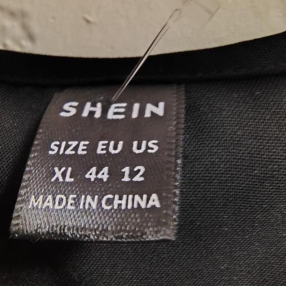 Elegant Black Sleeveless Top - Picture 8 of 8